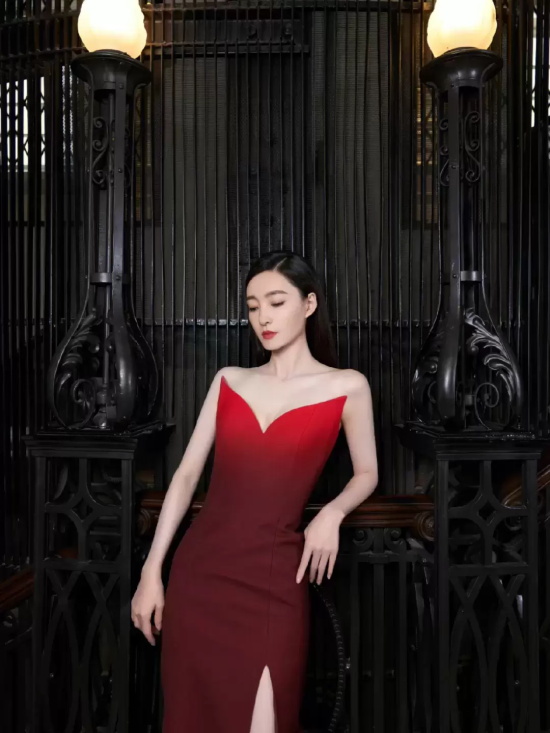 “素颜女神”王丽坤活动写真，红色渐变礼服妩媚动人
