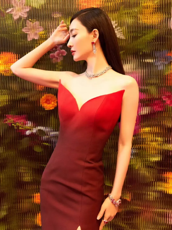 “素颜女神”王丽坤活动写真，红色渐变礼服妩媚动人