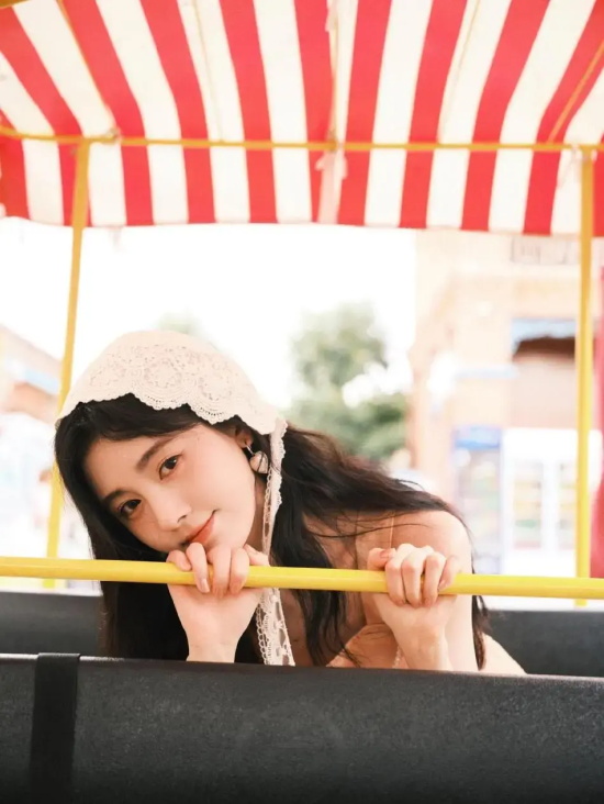 鞠婧祎身穿纱裙搭蕾丝边沙滩巾写真合集，满满的度假风