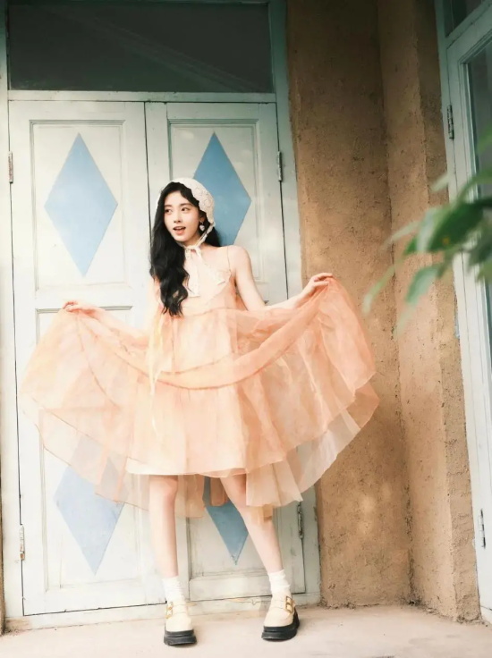 鞠婧祎身穿纱裙搭蕾丝边沙滩巾写真合集，满满的度假风