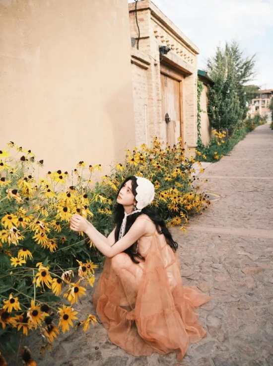 鞠婧祎身穿纱裙搭蕾丝边沙滩巾写真合集，满满的度假风