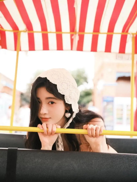 鞠婧祎身穿纱裙搭蕾丝边沙滩巾写真合集，满满的度假风