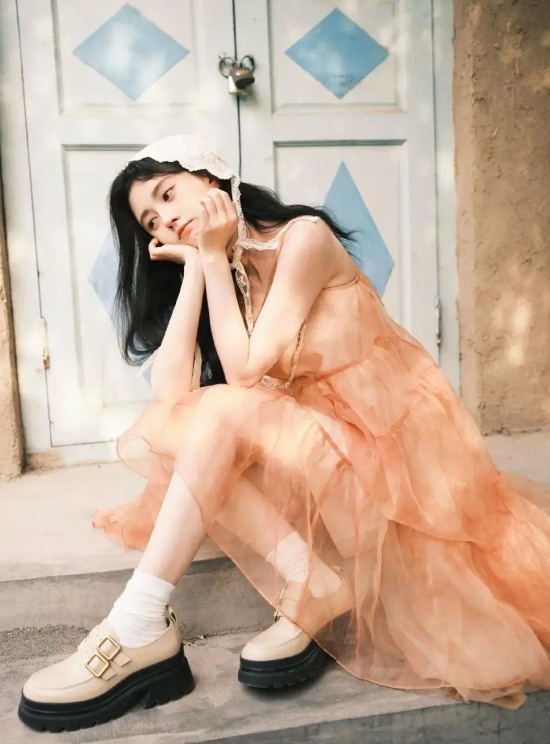 鞠婧祎身穿纱裙搭蕾丝边沙滩巾写真合集，满满的度假风