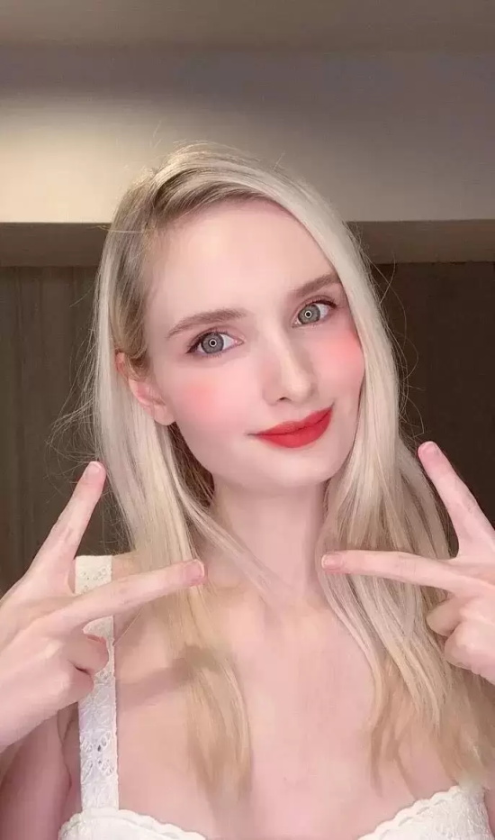 被日本片商誉为“北欧奇迹、白雪精灵”的—Emma Lawrence