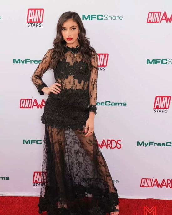 Emily Willis的约会对象竟然是为了找她拍片?