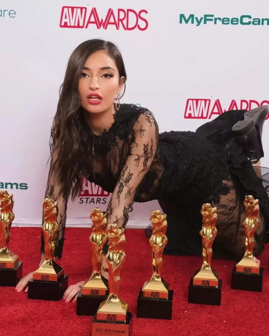 Emily Willis的约会对象竟然是为了找她拍片?