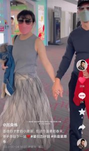 ​吕良伟(吕良伟陪贵州富婆妻子逛街，十指紧扣太甜蜜，差15岁却像同龄人)