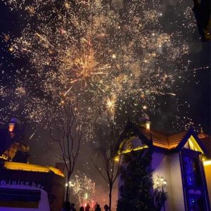 ​朋友圈发烟花配文字短句(放烟花时可以发朋友圈的文案)