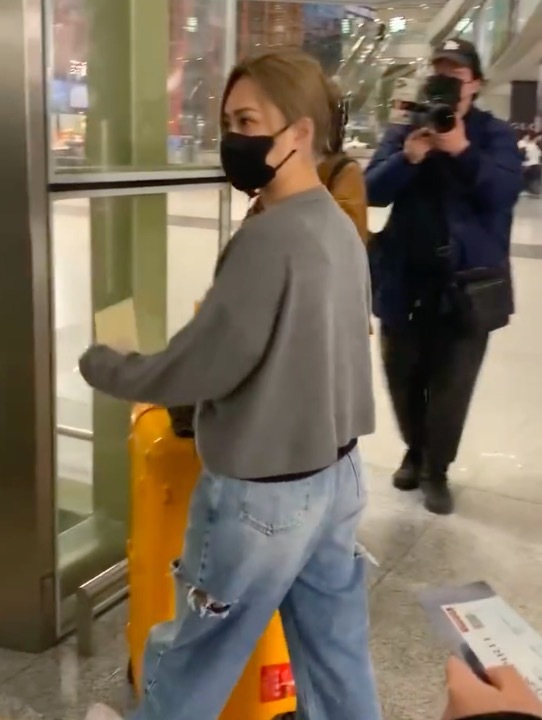 阿娇深夜在机场被陌生人搭讪 吓到当场大喊“别过来”