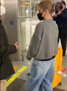​阿娇深夜在机场被陌生人搭讪 吓到当场大喊“别过来”