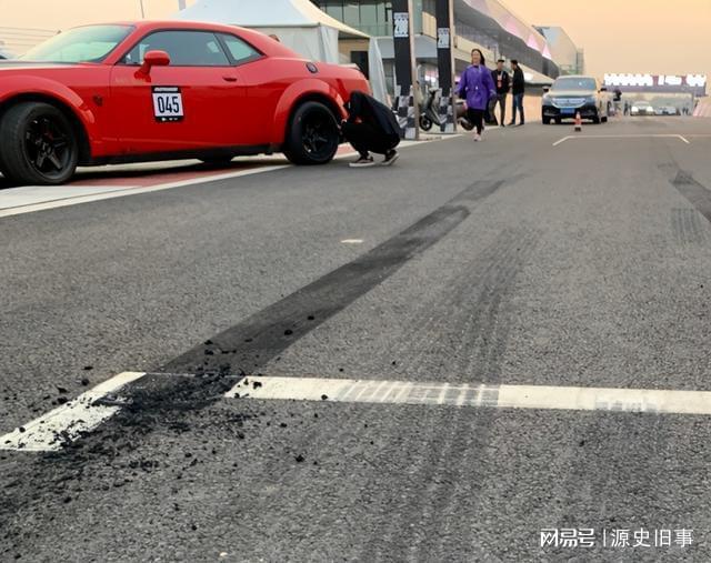 网红天津李四仗义出手,300万购买老方丈道奇豪车,网友:真兄弟-