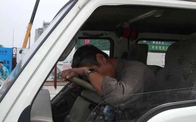 别再歧视卡车司机，卡车不是你想开就能开!-