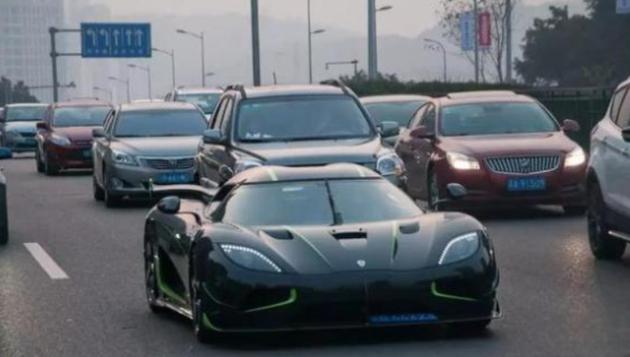 重庆街头惊现柯尼塞格,价格高达2000多万,引起众人围观拍照-