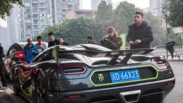 重庆街头惊现柯尼塞格,价格高达2000多万,引起众人围观拍照-
