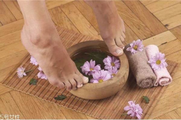 冬天脚冰凉出汗是什么原因 脚冰凉的常见原因 冬天脚冰凉出汗是什么原因 脚冰凉的常见原因