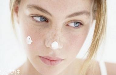 闷痘是痘痘闷在皮肤里吗 闷痘是什么原因 闷痘是痘痘闷在皮肤里吗 闷痘是什么原因