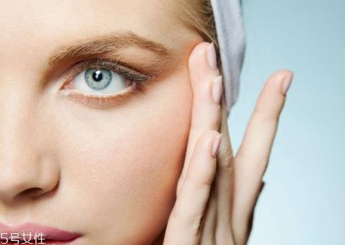 闷痘是痘痘闷在皮肤里吗 闷痘是什么原因 闷痘是痘痘闷在皮肤里吗 闷痘是什么原因