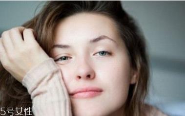 闷痘是痘痘闷在皮肤里吗 闷痘是什么原因 闷痘是痘痘闷在皮肤里吗 闷痘是什么原因