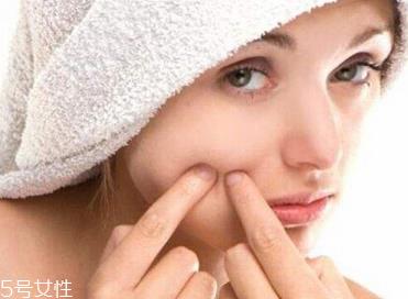 闷痘是痘痘闷在皮肤里吗 闷痘是什么原因 闷痘是痘痘闷在皮肤里吗 闷痘是什么原因