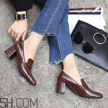 棕色皮鞋用什么颜色鞋油？棕色皮鞋怎么擦才能亮？