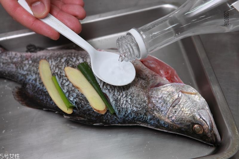 怎么煎鱼不粘锅不掉皮 煎鱼不破皮技巧