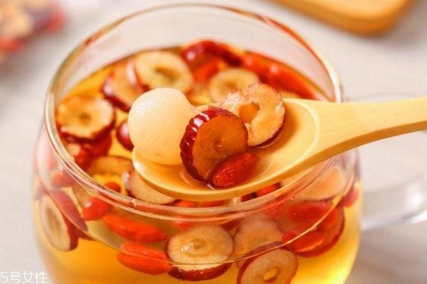 红枣泡水什么时候喝最好 红枣泡水喝的好处