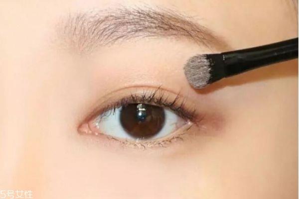 画眼妆的步骤 大眼妆的画法步骤图 画眼妆的步骤 大眼妆的画法步骤图