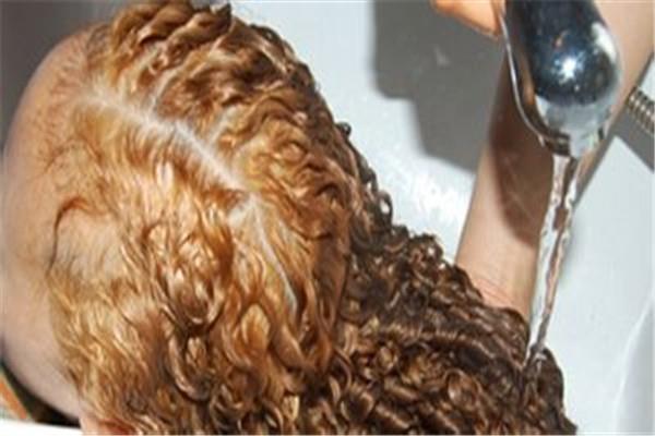 头发爱出油是怎么回事 解放方法是这样