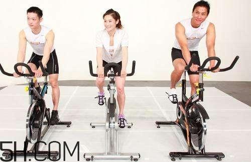 骑动感单车穿什么鞋好？骑动感单车穿什么衣服好？