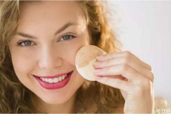 海绵和化妆刷化妆有什么区别 画底妆需要准备些什么 海绵和化妆刷化妆有什么区别 画底妆需要准备些什么