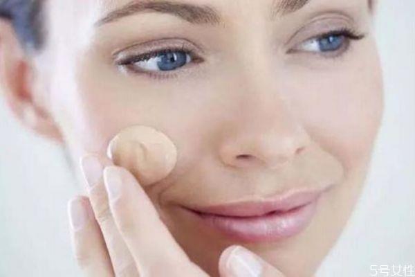 海绵和化妆刷化妆有什么区别 画底妆需要准备些什么 海绵和化妆刷化妆有什么区别 画底妆需要准备些什么