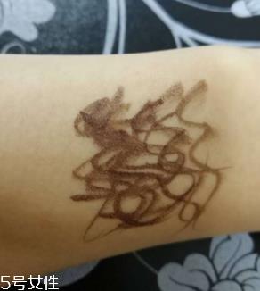 kiss me眼线笔怎么卸？卸妆水直接擦拭即可