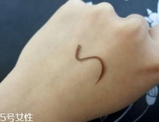 kiss me眼线笔怎么卸？卸妆水直接擦拭即可