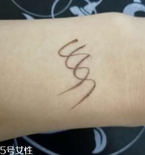 kiss me眼线笔怎么卸？卸妆水直接擦拭即可