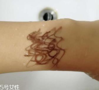 kiss me眼线笔怎么卸？卸妆水直接擦拭即可