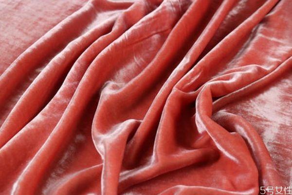 天鹅绒面料和珊瑚绒面料哪个好 天鹅绒和珊瑚绒优缺点