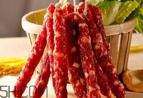 广式腊肠为什么是红色的 广式香肠是红色的怎么做的