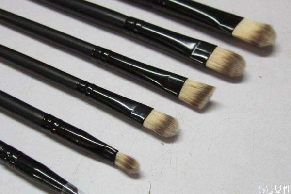 眼影刷能作唇刷吗 眼影刷的使用顺序是什么 眼影刷能作唇刷吗 眼影刷的使用顺序是什么