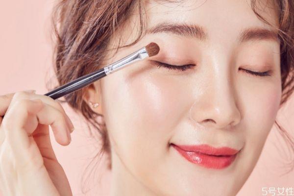 裸妆眼影用什么颜色 先睫毛膏还是眼影 裸妆眼影用什么颜色 先睫毛膏还是眼影