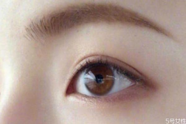 裸妆眼影用什么颜色 先睫毛膏还是眼影 裸妆眼影用什么颜色 先睫毛膏还是眼影