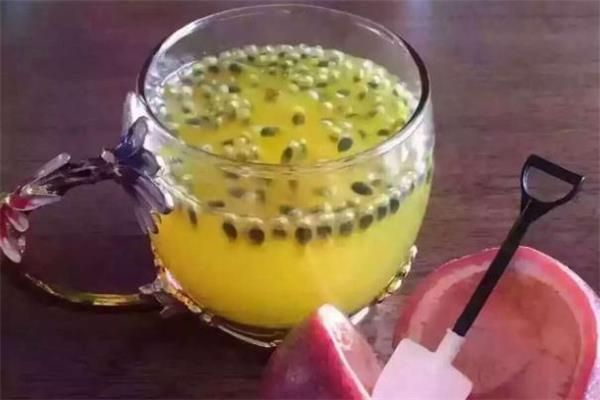 百香果可以和冰糖一起泡吗 冰糖泡百香果的功效 百香果可以和冰糖一起泡吗 冰糖泡百香果的功效