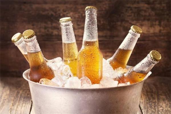 喝啤酒能吃西瓜吗 对健康不利 喝啤酒能吃西瓜吗 对健康不利