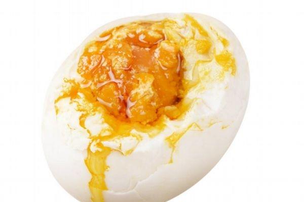 咸鸭蛋的营养价值有什么呢 什么人不能吃咸鸭蛋呢 咸鸭蛋的营养价值有什么呢 什么人不能吃咸鸭蛋呢