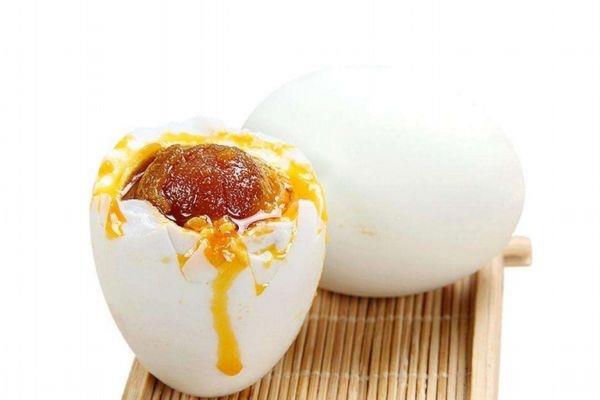 咸鸭蛋的营养价值有什么呢 什么人不能吃咸鸭蛋呢 咸鸭蛋的营养价值有什么呢 什么人不能吃咸鸭蛋呢