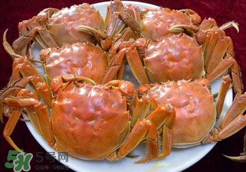 吃螃蟹能喝红酒吗 吃螃蟹喝红酒可以吗 吃螃蟹能喝红酒吗 吃螃蟹喝红酒可以吗