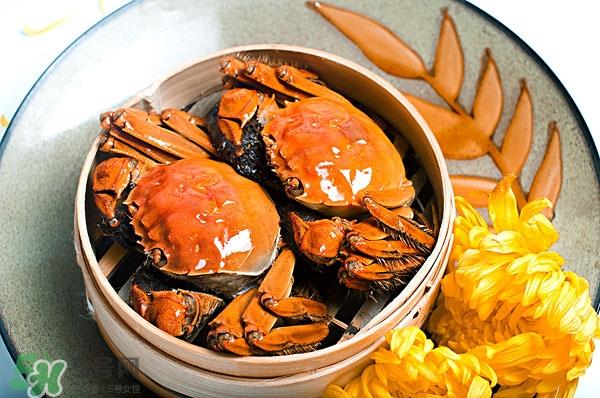 吃螃蟹能喝红酒吗 吃螃蟹喝红酒可以吗 吃螃蟹能喝红酒吗 吃螃蟹喝红酒可以吗