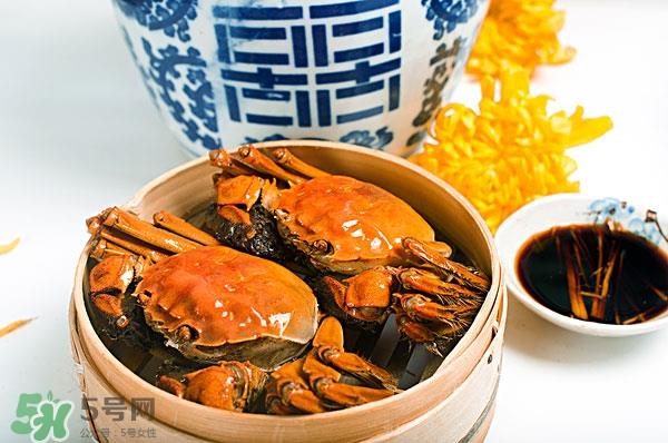 吃螃蟹能喝红酒吗 吃螃蟹喝红酒可以吗 吃螃蟹能喝红酒吗 吃螃蟹喝红酒可以吗