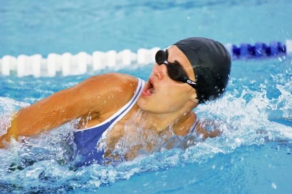 游泳能锻炼腹肌吗 这是肯定的 游泳能锻炼腹肌吗 这是肯定的