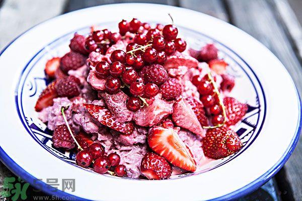 草莓和什么榨汁好喝？草莓榨汁搭配什么好？