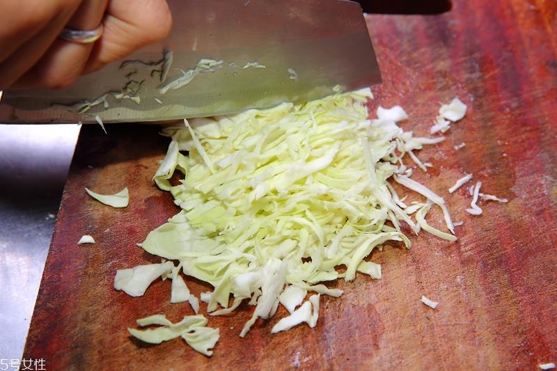 泰式椒麻鸡的正宗做法 香气关键是这三味 泰式椒麻鸡的正宗做法 香气关键是这三味